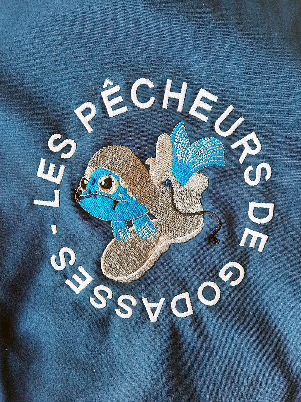 1-Broderie_Sweat_Les-Pêcheurs-de-Godasses_Dufays-Fév-2023_01